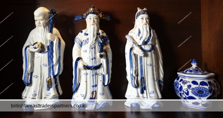 THE SANXING CHINESE GODS OF THREE STARS : SHOU (LONGEVITY) , LU (PROSPERITY) , FU (FORTUNE) THREE BEARDED OLD WISE MEN OF MING DYNASTY REPRESENTING THE THREE ATTRIBUTES OF A GOOD LIFE. BLUE, WHITE, GOLD PORCELAIN RAMINDO COLLECTION
