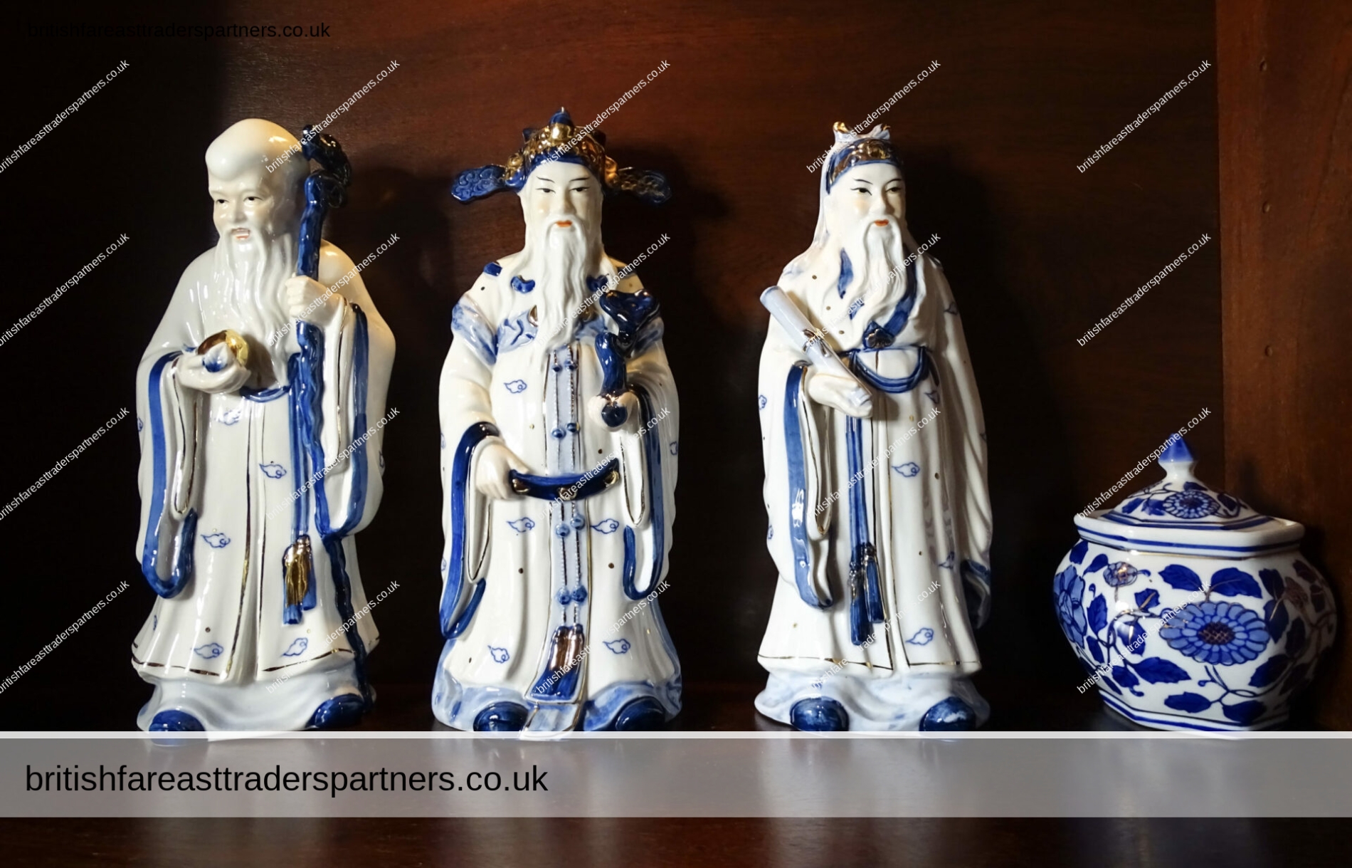 THE SANXING CHINESE GODS OF THREE STARS : SHOU (LONGEVITY) , LU (PROSPERITY) , FU (FORTUNE) THREE BEARDED OLD WISE MEN OF MING DYNASTY REPRESENTING THE THREE ATTRIBUTES OF A GOOD LIFE. BLUE, WHITE, GOLD PORCELAIN RAMINDO COLLECTION