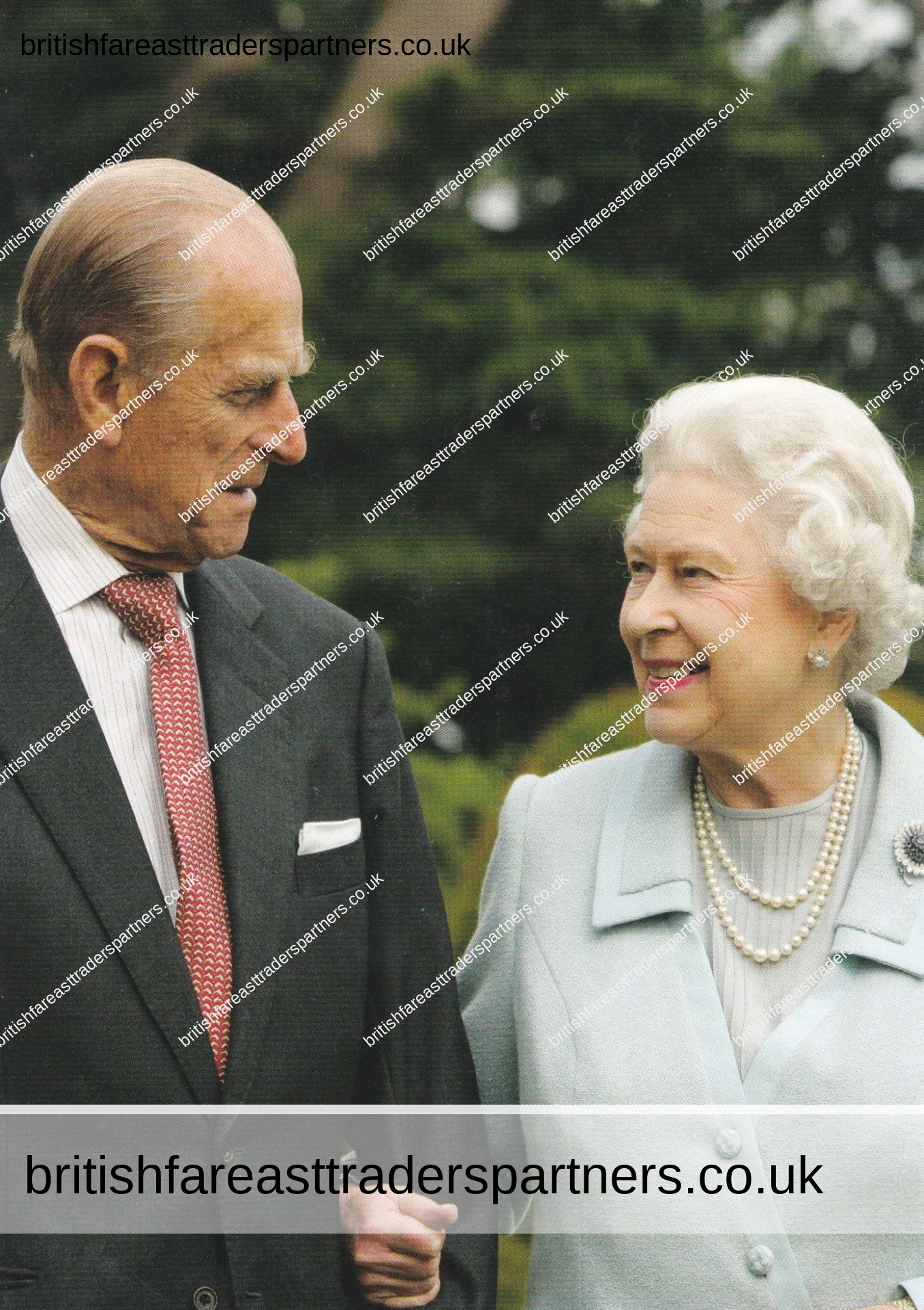 “HER MAJESTY THE QUEEN AND HIS ROYAL HIGHNESS THE DUKE OF EDINBURGH” SANDRINGHAM ESTATE POSTCARD UK ROYALTY COLLECTABLES | MEMORABILIA | POSTCARDS | PAPER & EPHEMERA | SOCIETY |  BRITISH | LIFESTYLE | CULTURE |  FASHION | HISTORY | HERITAGE
