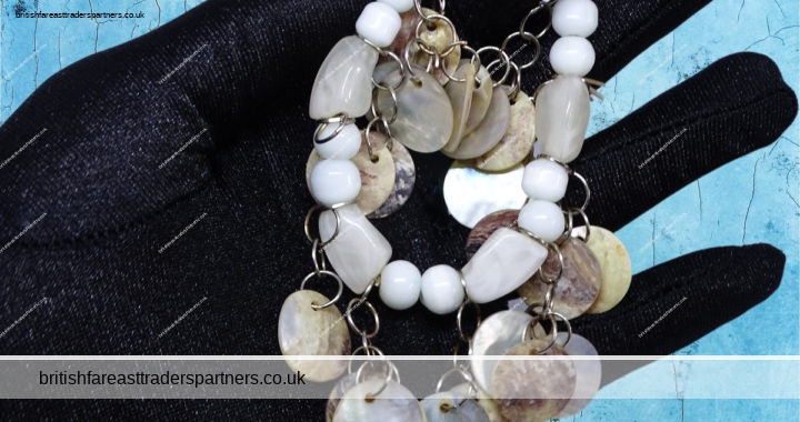 WHITE BEADS + MOTHER OF PEARL DISC CHARMS ELASTIC BRACELET