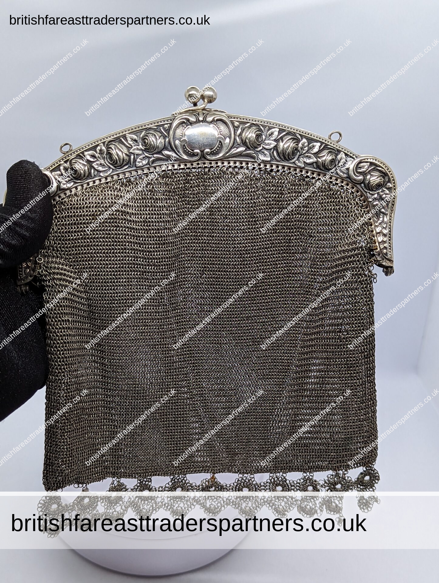 Found this Whiting and Davis gold mesh purse from the early 1900s from my  grandmas drawer, can't find any online quite like it. Any info on this? :  r/VintageFashion