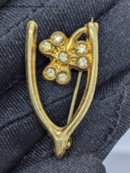 Vintage LUCKY Irish Shamrock on Wishbone goldtone Brooch